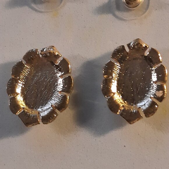 Brand New Jade Green Color stud earrings for woman - Picture 2 of 2